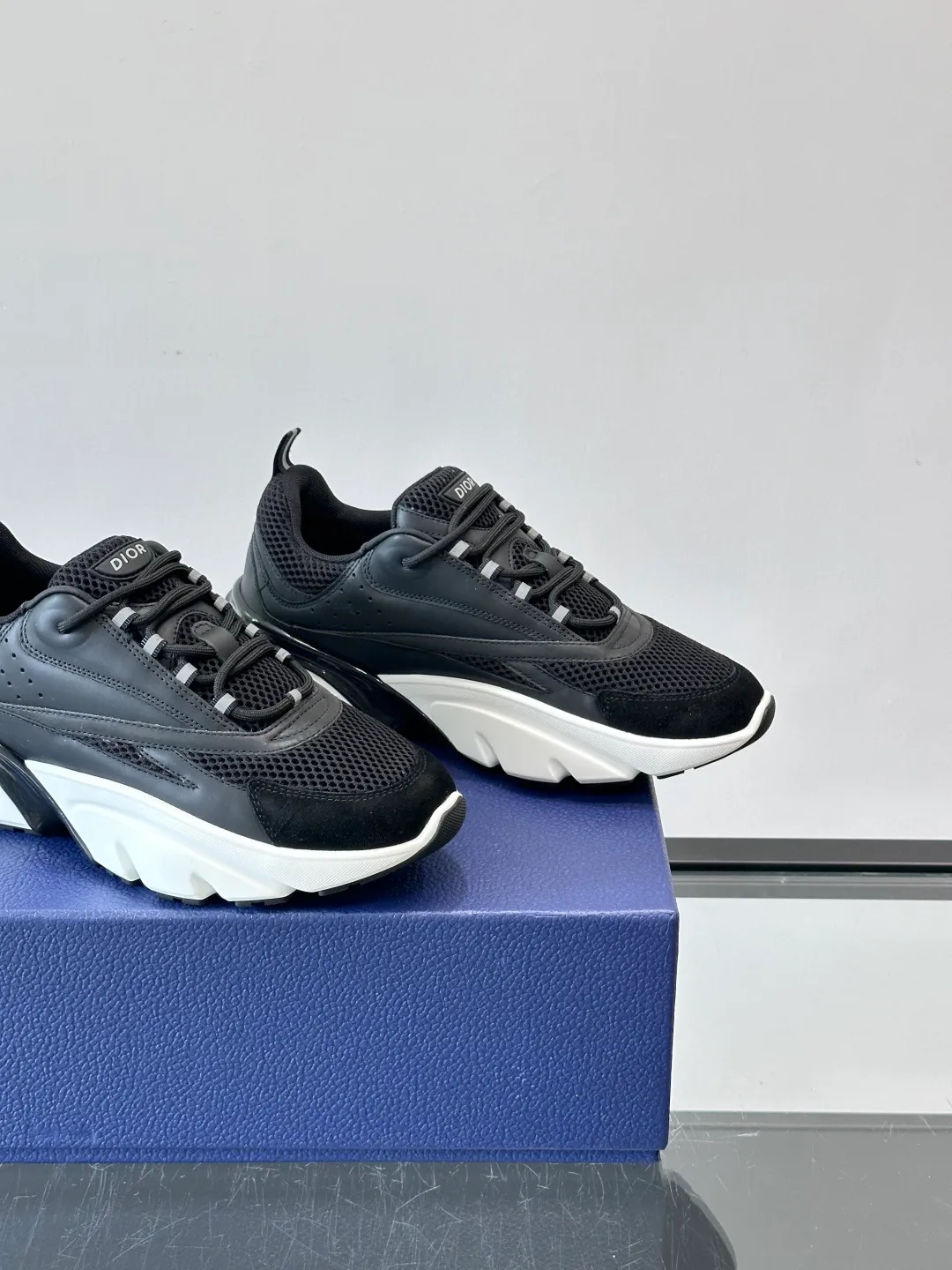 Men's shoes 💰p520 "Dior" B22 retro jogging shoes, inspired by classic jogging shoes, low-top thick sole design, cow leather + mesh fabric splicing, perfect texture and breathable. The black and white engraved rubber sole has great grip and comfort, and is OK for daily wear or sports! There is an embossed "CD" logo on the side of the shoe, which is low-key and recognizable. Rich colors, black and white, gray and blue, etc., versatile and fashionable, loved by European and American hip-hop circles and bloggers, a must-have for trendy wear size: 39-44 (customized at 45.46)